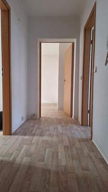 Flur (Sicht von Eingangstür) - 3 Zimmer Etagenwohnung in Weißenfels