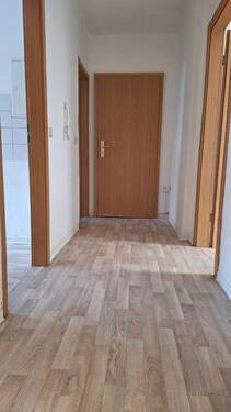 Flur (Sicht zur Eingangstür) - Etagenwohnung mit 58,50 m&sup2; in Weißenfels zur Miete