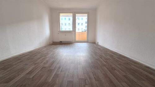 Wohnzimmer mit Balkon - 