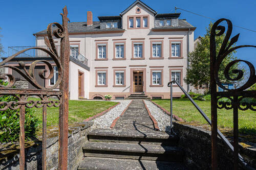 Vorderansicht - Liebevolles Bauernhaus aus 1834 mit Nebengebäuden und schönem Garten.