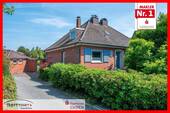 Vorderansicht mit Zufahrt zum Gästebungalow - Individuelles und charmantes Haus mit schönem Garten!