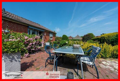 Terrasse mit Blick zum Gästebungalow - Einfamilienhaus mit 150,00 m² in Emden zum Kaufen