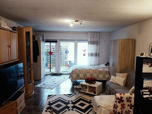 Wohnbereich+Ausgang Terrasse.jpg - Teimöblierte 1 Zimmer Wohnung mit Single-EBK modernem Duschbad in ruhiger Lage, an Mieter mittleren Alters zu vergeben...