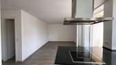 Kücheninsel mit Blick auf Wohnbereich - Etagenwohnung mit 65,90 m&sup2; in Nürnberg zur Miete
