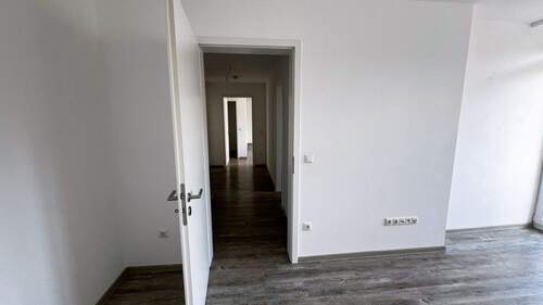 Schlafzimmer mit Tür zum Flur - 