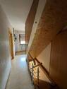 Flur mit Treppenhaus rechts - 