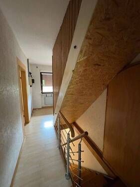 Flur mit Treppenhaus rechts - 