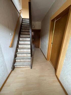 Flur im OG rechts mit Treppe zum DG - 