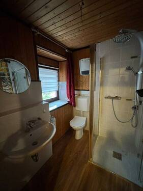 Duschbadezimmer im EG links - 