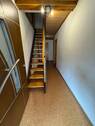 Hauseingangsbereich mit Treppenhaus rechts - 