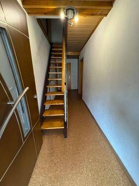 Hauseingangsbereich mit Treppenhaus rechts - 