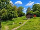 Blick zur Wiese mit Gartanhäuschen - 