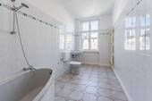 Helles Badezimmer mit Duschwanne & Handtuchheizung - 