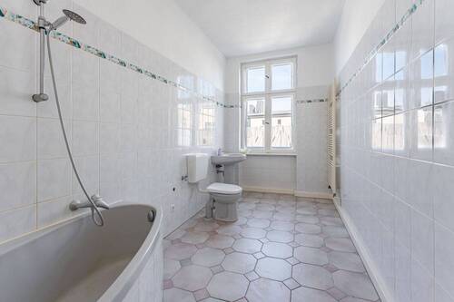 Helles Badezimmer mit Duschwanne & Handtuchheizung - 