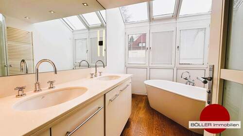 Badezimmer mit Fenster - 