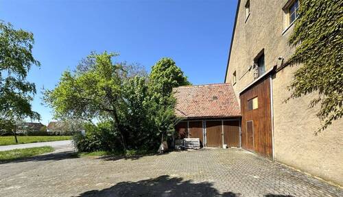 zwei Garagen an der Scheune - 