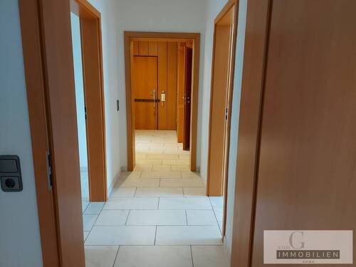 Flur 1 - Zentral gelegene 4 Zimmer Wohnung mit Loggia in Essen