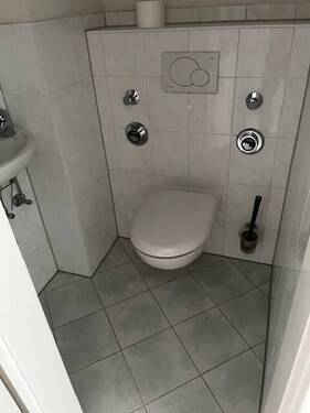 FER 33 3ML Toilette.jpg - 3 Zimmer Etagenwohnung zur Miete in Lohfelden