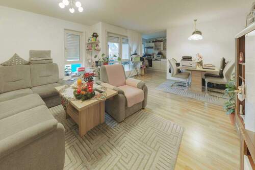 Wohnzimmer - Charmante 3-Zimmer-Etagenwohnung in zentrumsnaher Lage - ideal für Anleger und Selbstnutzer!