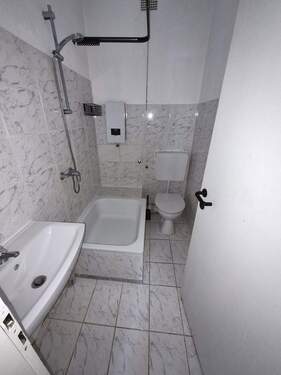 Badezimmer.jpg - 2 Zimmer Etagenwohnung in Krefeld