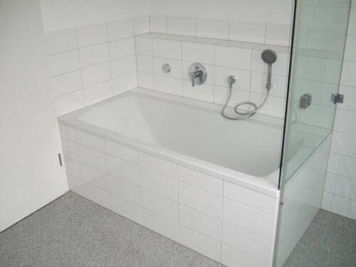 Badezimmer mit Badewanne - 