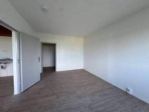 Schlafzimmer - Blick z. begehbarem Kleiderschrank - 