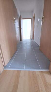 Flur (Blick zum Wohnzimmer) - 2 Zimmer Etagenwohnung in Weißenfels