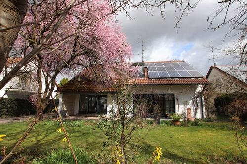 Tolles EFH mit herrl. Garten - **GELEGENHEIT**Großes EFH mit herrlichem Garten in TOP Wohnlage Neufahrn (S1)