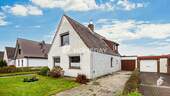 Außenansicht 3 - Teilsaniertes Einfamilienhaus mit großem Grundstück, Terrasse, Nebengebäude und Garage 