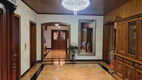 Flur - 7 Zimmer Mehrfamilienhaus, Wohnhaus zum Kaufen in Lindern