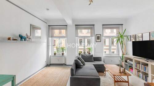 Wohnzimmer 1 - Stilvoll möblierte 2-Zimmer-Wohnung in gepflegtem Altbau - sofort bezugsfrei