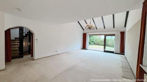 04 (1) Wohnzimmer mit Galerie.jpeg - Reihenendhaus mit 139,00 m&sup2; in Nürnberg zum Kaufen