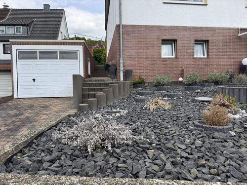 pflegeleichter Steinvorgarten - 