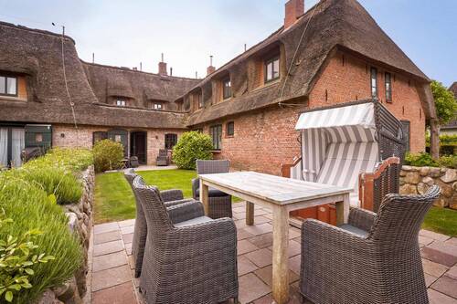 Eigener Garten mit zwei Terrassen und Strandkorb - 