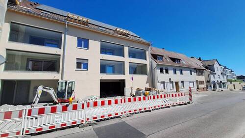 Moderne Außenansicht mit markanten Glas-Elementen. - 