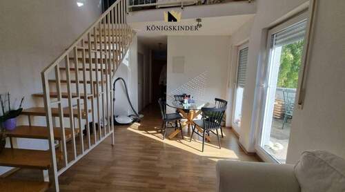 Blick zum Essplatz und Treppe zur Empore - 1 Zimmer Etagenwohnung zum Kaufen in Köngen