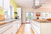 Küche mit Kochinsel.jpg - Einfamilienhaus mit 154,00 m² in Schwielowsee zum Kaufen