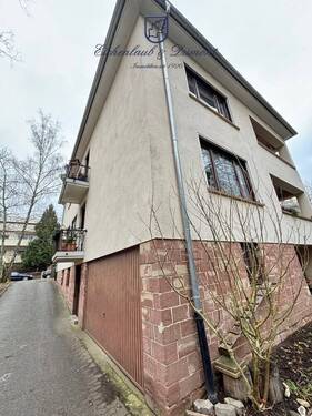 Einfahrt mit integrierter Garage - 8 Zimmer Mehrfamilienhaus, Wohnhaus zum Kaufen in Saarbrücken