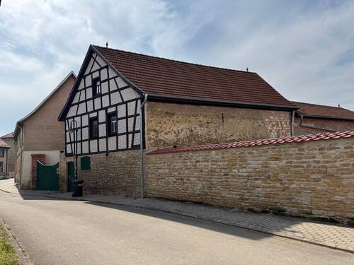 Ansicht Straße Nachbargebäude - ***RESERVIERT*** Ein Unikat im Herzen von Neumark - Viel Platz für die ganze Familie und die Tiere sind auch willkommen