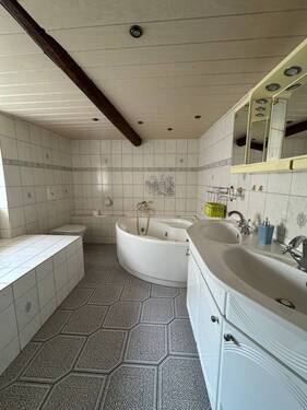 Badezimmer - Mehrfamilienhaus, Wohnhaus mit 196,00 m&sup2; in Neumark zum Kaufen
