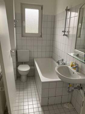 BEISPIELBILD: Bad mit Fenster, weißen Wand- und Bodenfliesen und weißen Sanitärobjekten - 3 Zimmer Etagenwohnung in Bad Vilbel