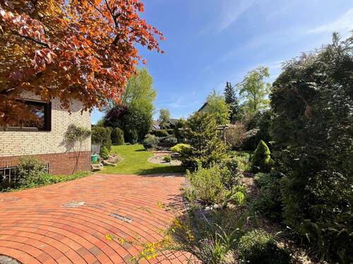 Blick auf die zweite Terrasse und in den Garten - 