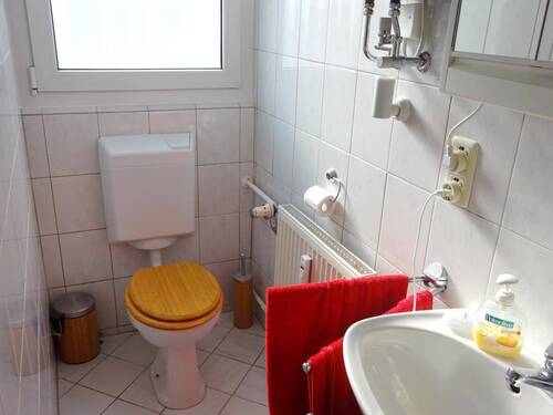 weiß gefliestes Duschbad - 