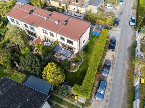 Reihenendhaus / Grundstück - Attraktives Reihenendhaus mit Terrasse, Kamin und großem Grundstück