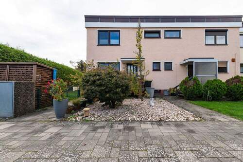 Hausansicht / Eingang - 4 Zimmer Reihenendhaus zum Kaufen in Berlin