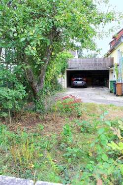 Doppelcarport und Hauseingang - Reihenmittelhaus mit 92,00 m&sup2; in Hersbruck zum Kaufen