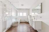 Modernisiertes Badezimmer mit Wanne und Dusche - 