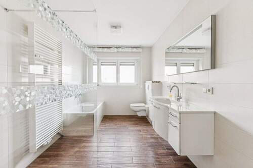 Modernisiertes Badezimmer mit Wanne und Dusche - 