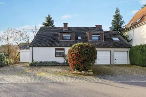 Straßenansicht -Garage links und Abstellplatz - 