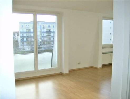 Wohnzimmer mit Fenstertüren - Etagenwohnung mit 39,40 m&sup2; in Leipzig zum Kaufen